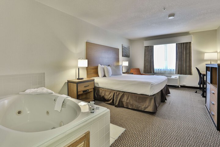 1 King Bed High Speed Internet Accessible Work Desk Coffee Maker Full Breakfast (13 of 15)