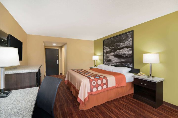 1 Queen Bed (6 of 8)