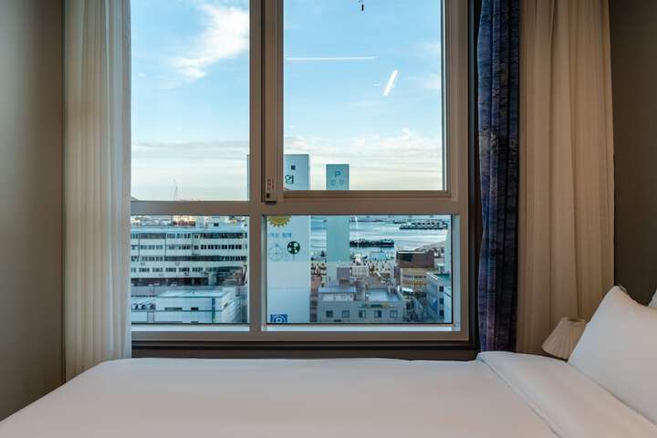 Room 28 of 45