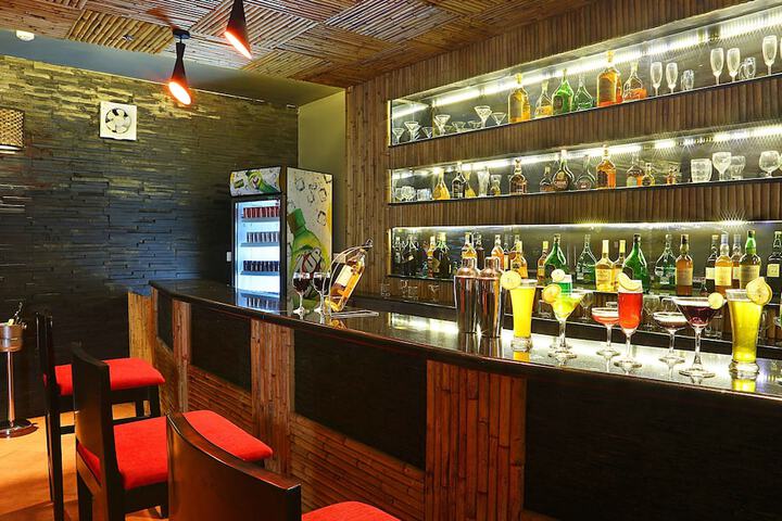 Lounge 37 of 43