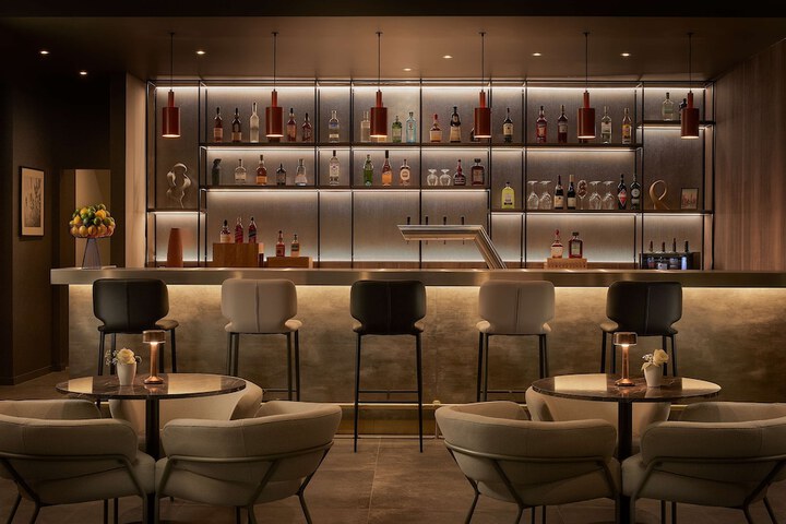 Lounge 42 of 55