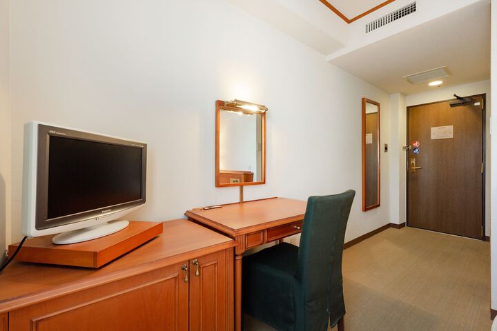 Room 12 of 26