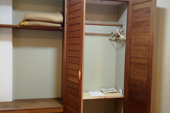Room 10 of 32
