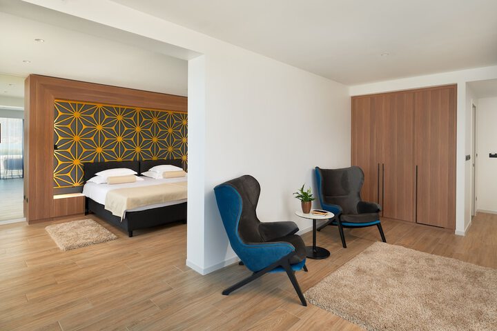 Room 11 of 106