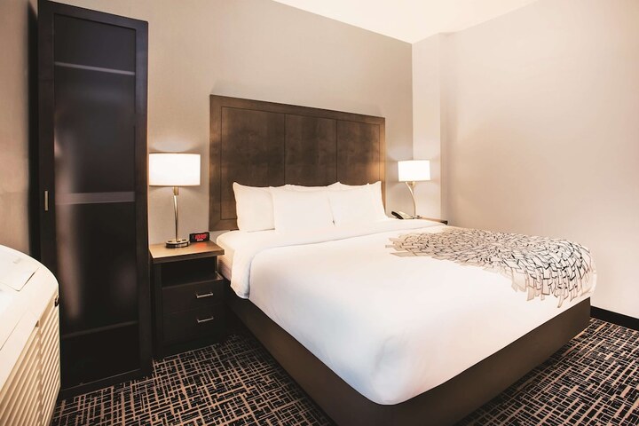 1 Queen Bed City View (3 of 13)