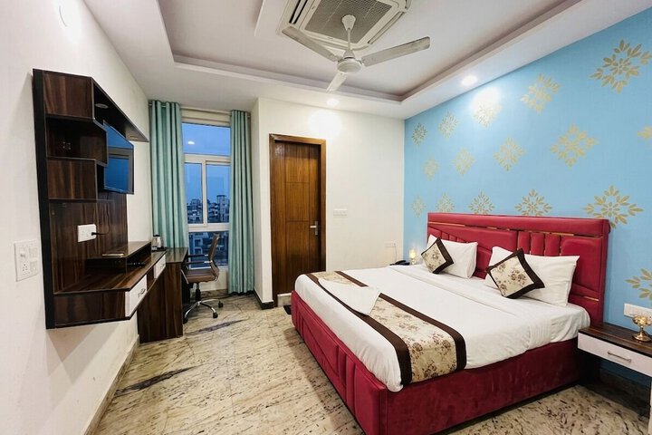 Room 5 of 9