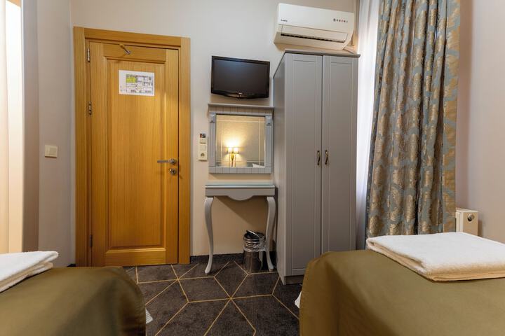 Room 41 of 77