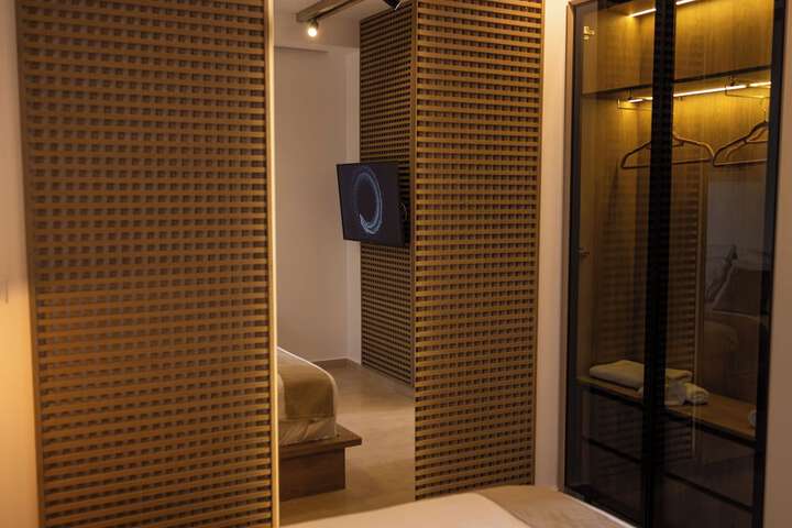 Room 7 of 100