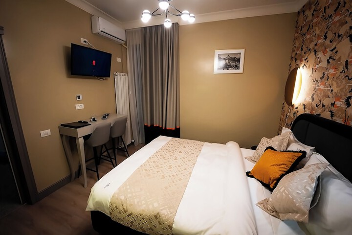 Room 10 of 32