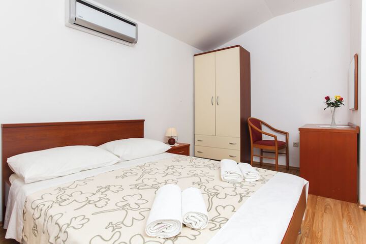 Room 2 of 63