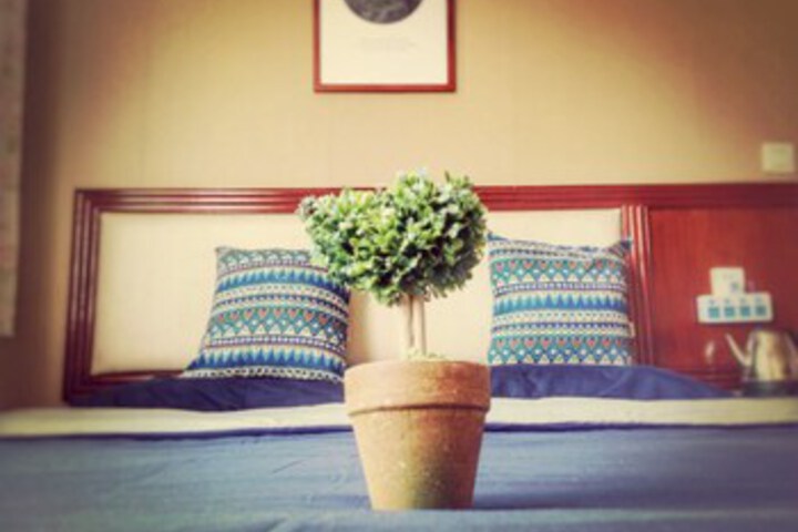 Room 4 of 12