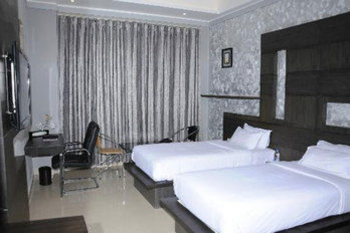 Room 4 of 10