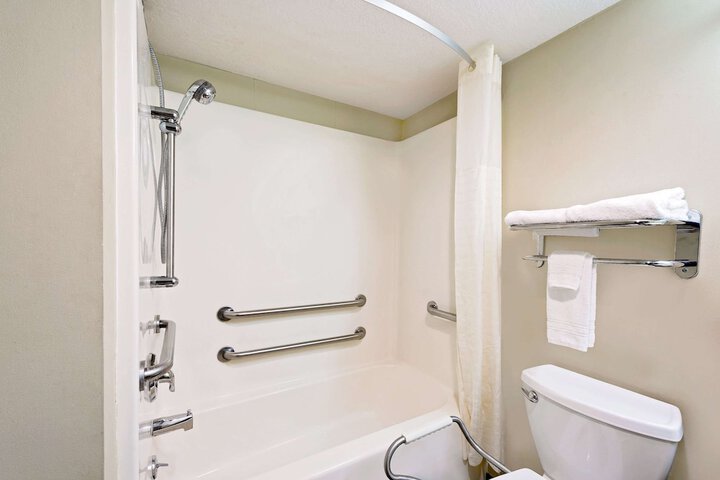 Room 4 of 18