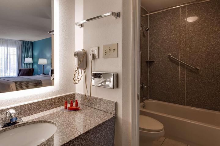 1 King Bed Flat Screen Television Desk WiFi, Microwave and Refrigerator, Coffee Maker Ful (3 of 7)