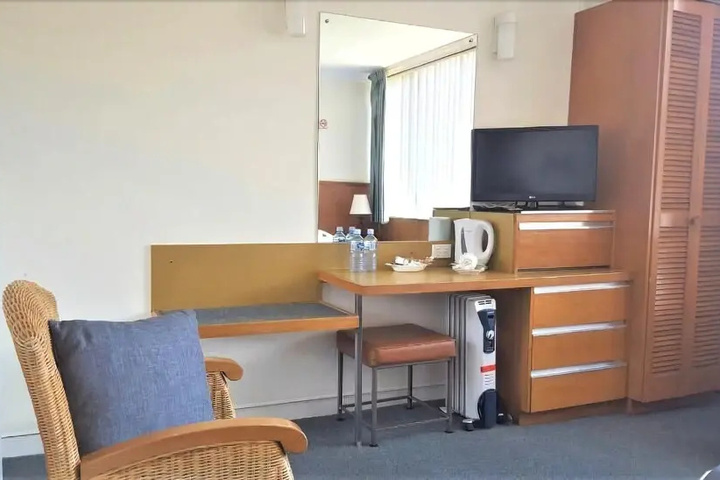 Room 6 of 12
