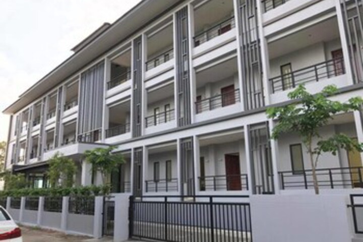 Parisa Place Hotel