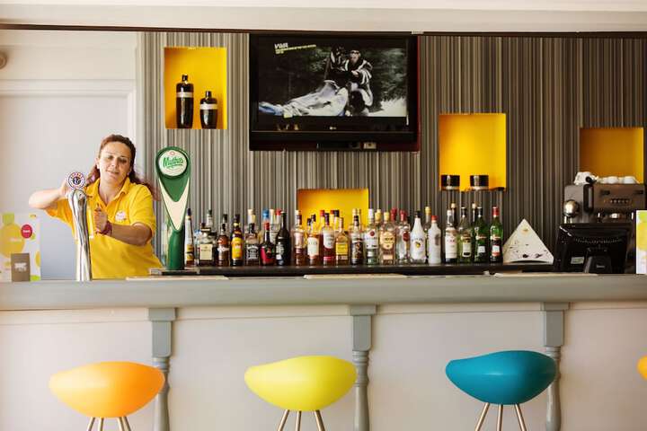 Lounge 21 of 27