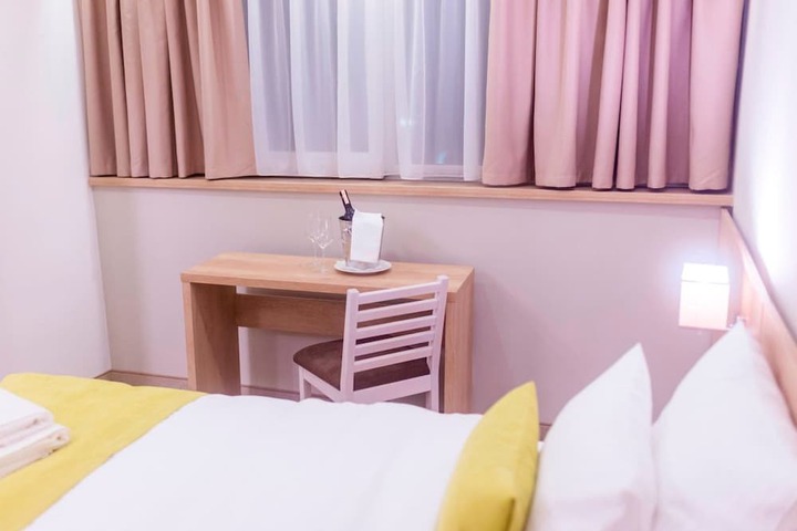 Room 8 of 27