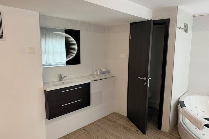 Room 105 of 167