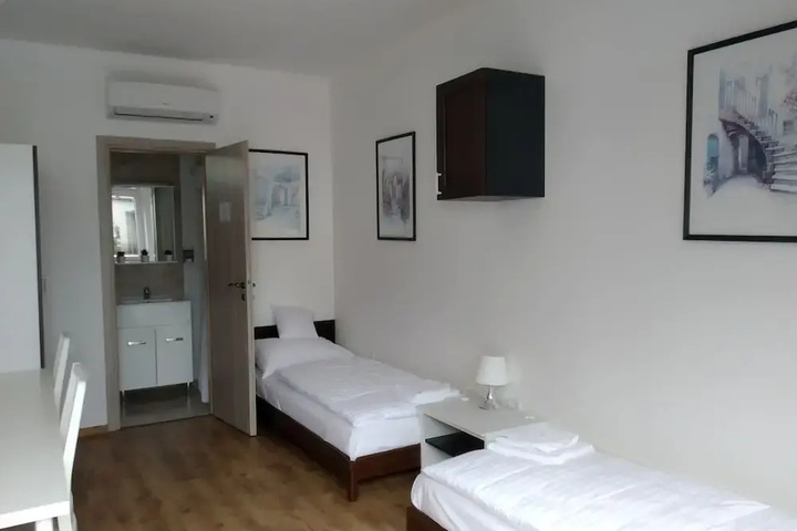 Room 4 of 9