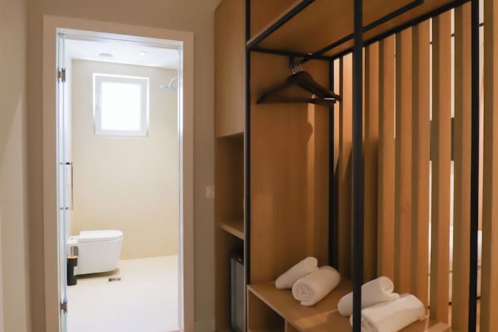 Room 10 of 84