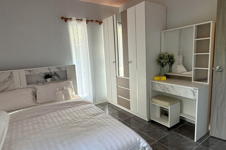 Room 3 of 28