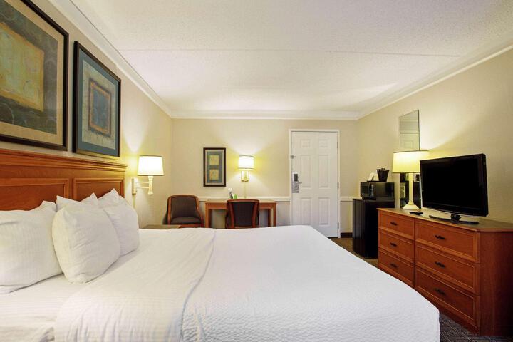 1 King Bed Deluxe Room (13 of 18)