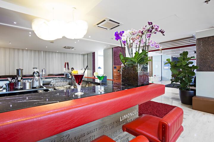 Lounge 37 of 56