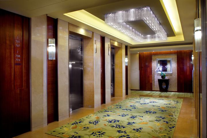 Ballroom/Hall 83 of 102