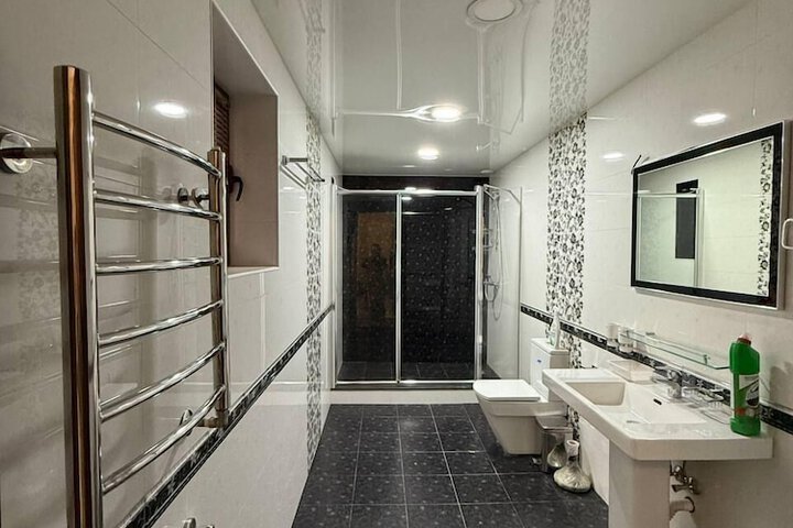 Room 6 of 10