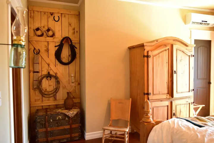 Room 6 of 18