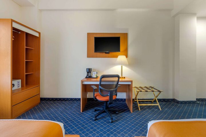 Room 13 of 30