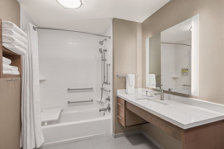 2 Bedroom Suite 1 King 2 Queen Accessible (19 of 22)