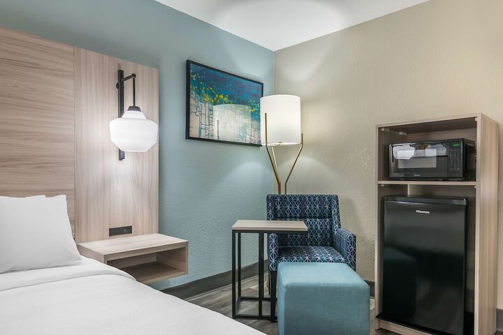 Queen Bed Accessible (6 of 14)