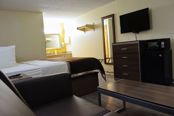 1 King Bed (10 of 12)