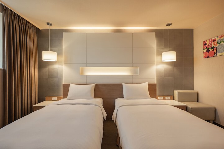 Room 4 of 43