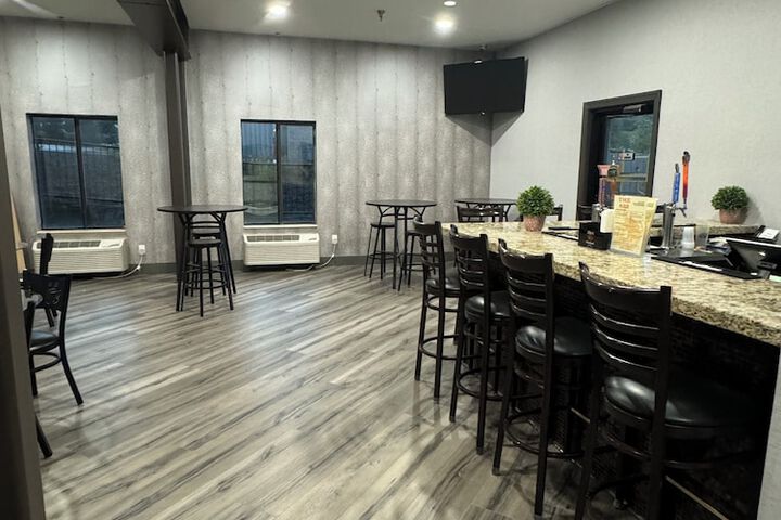 Lounge 41 of 49