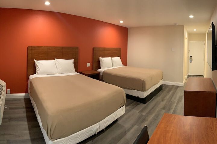 1 Queen Bed | Mob Accessible Roll in Shower Micfridg (25 of 25)
