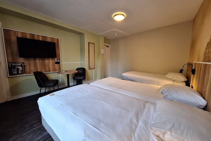 Room 4 of 32