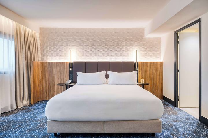 Room 28 of 153