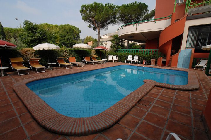 Pool 33 of 73