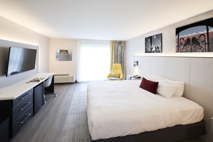 Executive King Bed (2 of 8)