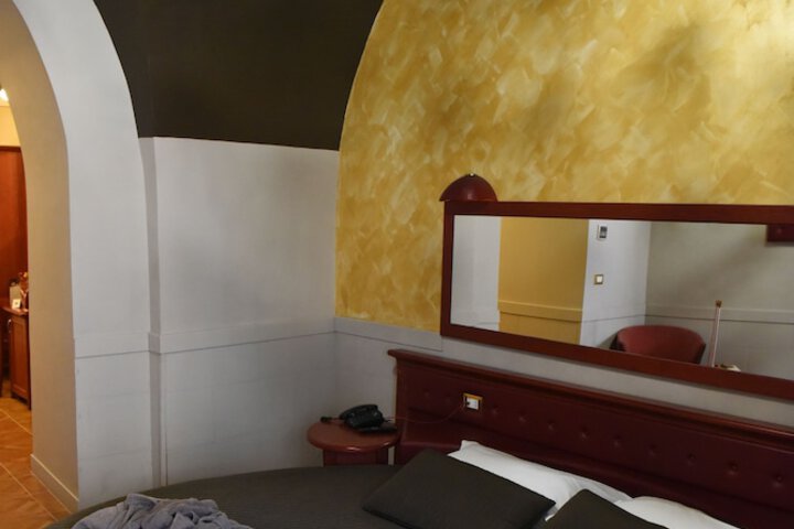 Room 38 of 100