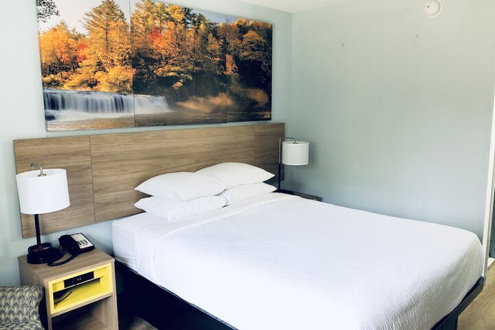 1 Queen Bed (15 of 15)