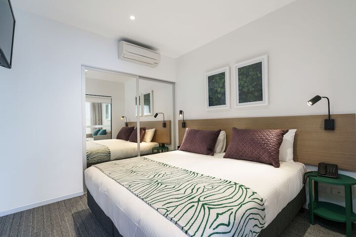 Room 6 of 33