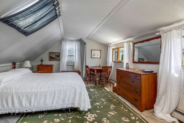 Room 4 of 43