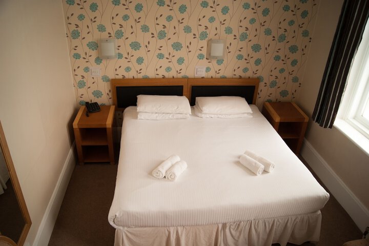 Room 4 of 128