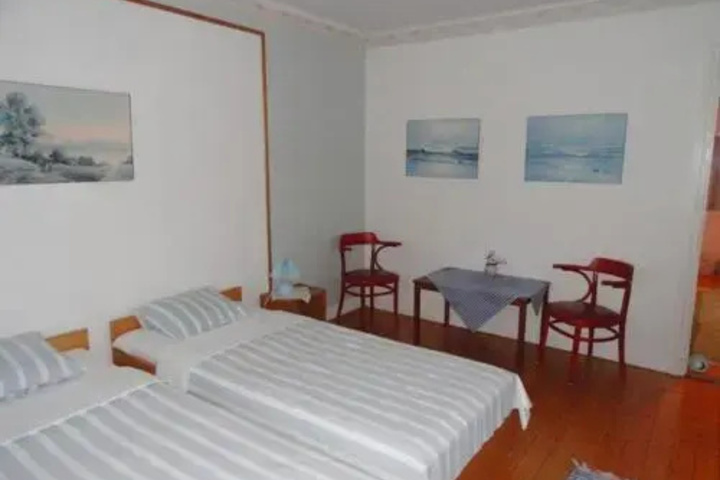 Room 4 of 18