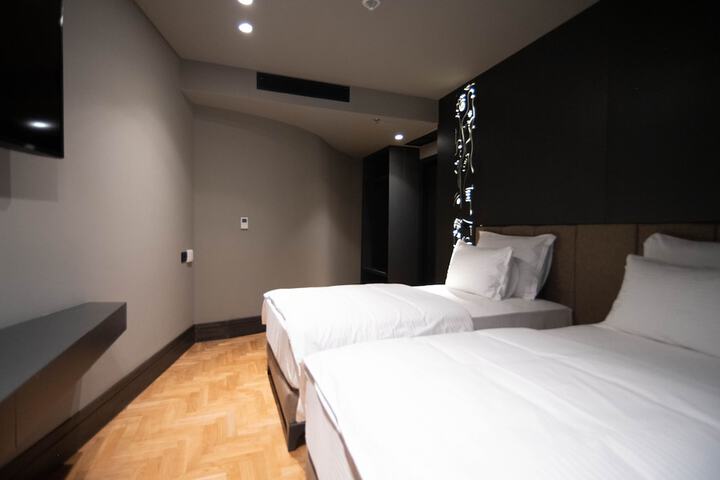 Room 4 of 163