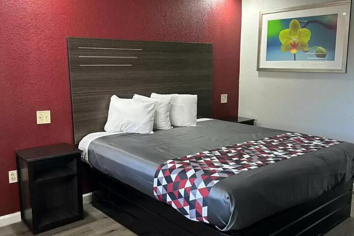 2 Queen Beds (2 of 2)